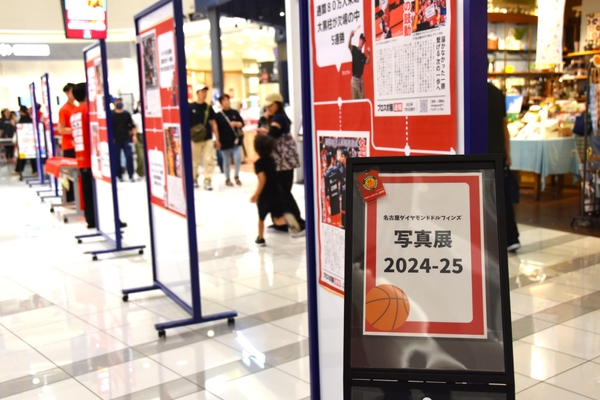通路に設置された2024-25シーズンを振り返る写真展