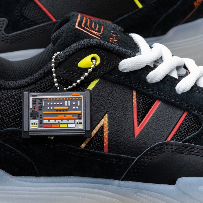 「TR-808」デザインのキー・チェーンが付属