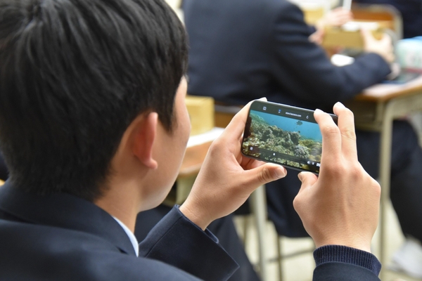 VR体験に臨む生徒