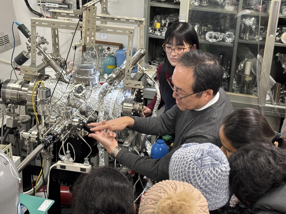 化学気相成長法によるカーボンナノチューブの合成手法について説明する丸山教授