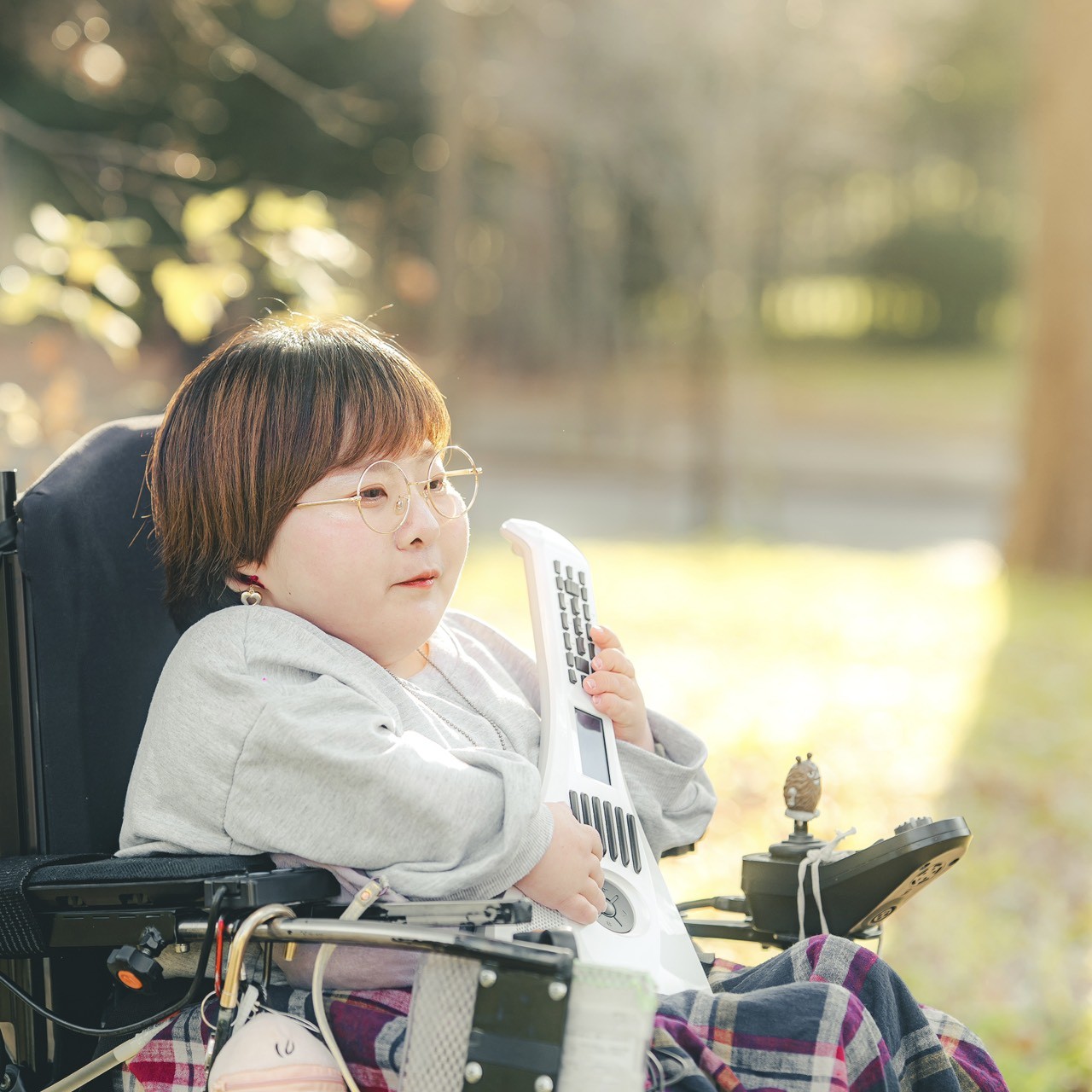 電動車いすのシンガーソングライターが全国へ