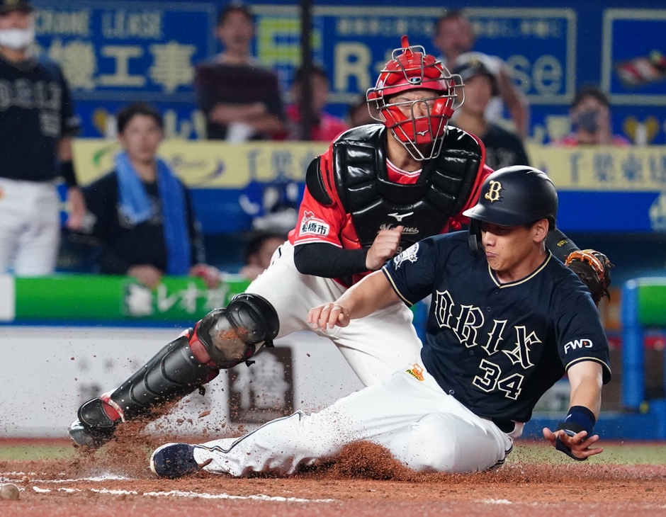 ロッテ・柿沼友哉捕手(左)