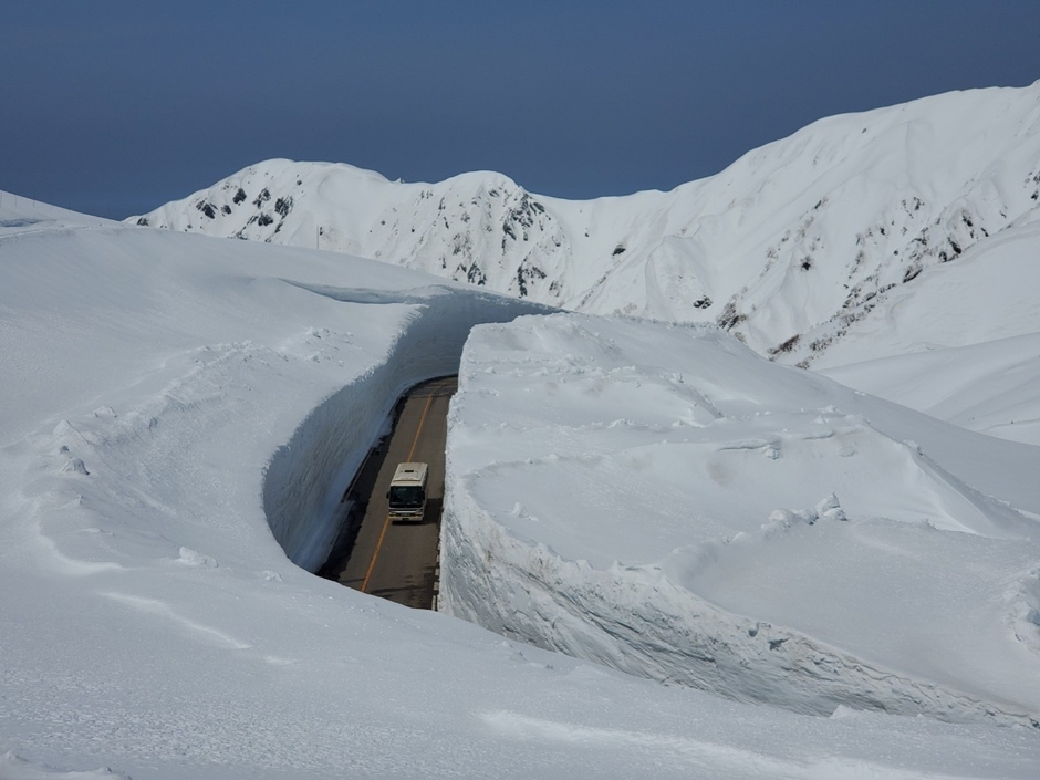 4月15日 雪の大谷を走る高原バス