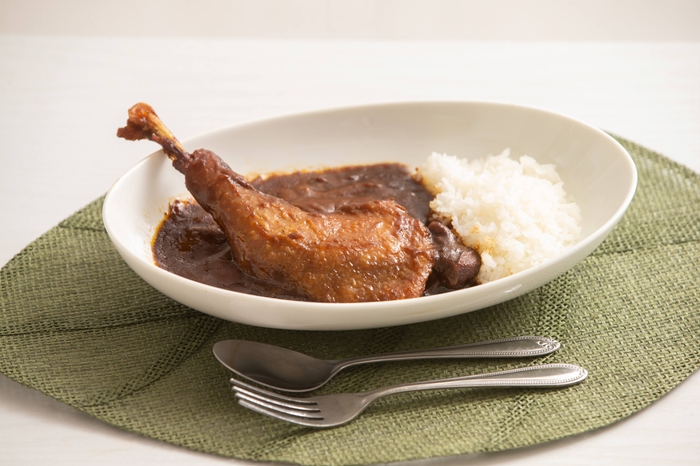 心も満たす非常食「六ツ美のあの肉カレー＆萬歳」