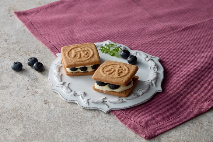 【六花亭】「マルセイバターサンド(生ブルーベリー)」