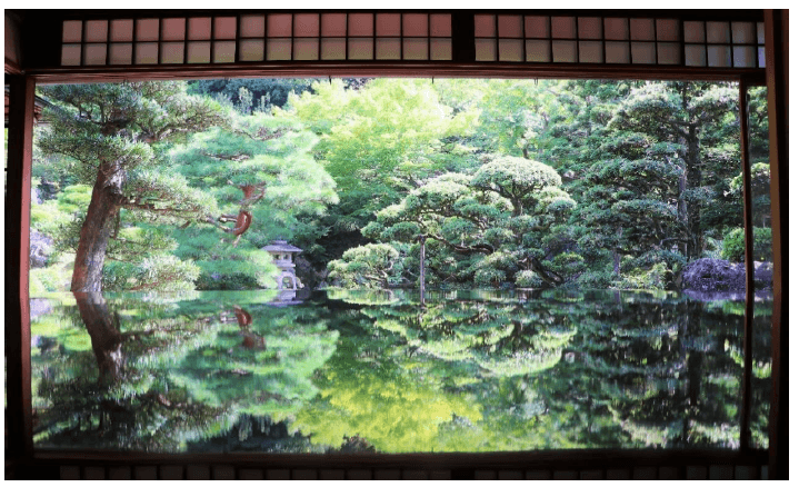 旧邸御室の大広間から眺める庭園。テーブルに写り込んだ木々の緑(2020年撮影)