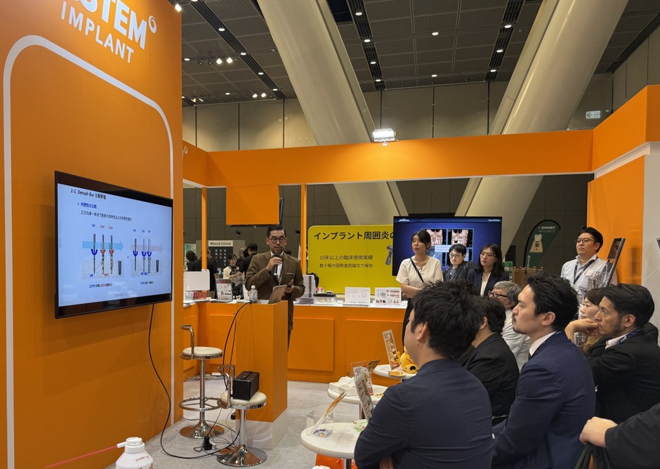 OSSTEM JAPANブースで実施したミニレクチャー。インプラント治療やデジタルワークフロー、CAS 2 KITなどをテーマに、各分野の先生方による講演を行いました。
