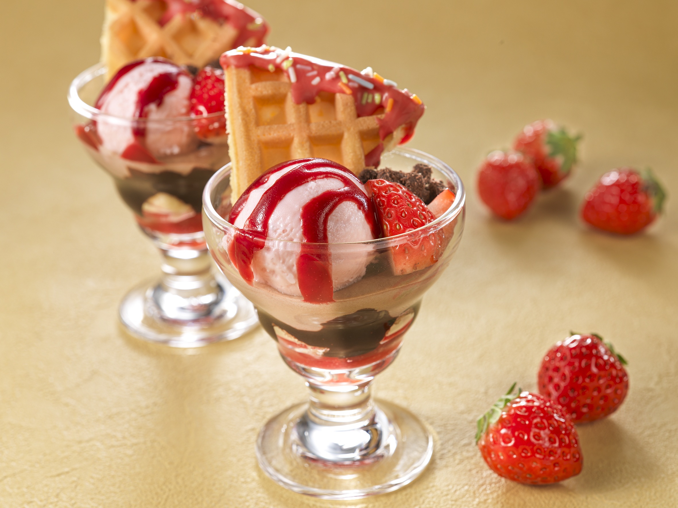 いちごとチョコのワッフルパフェ