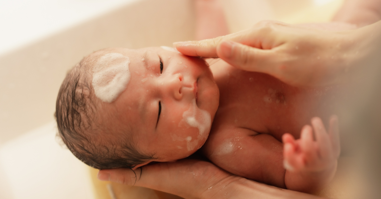 新発売】赤ちゃんの入浴をしっかり安全にサポート！かわいい王冠