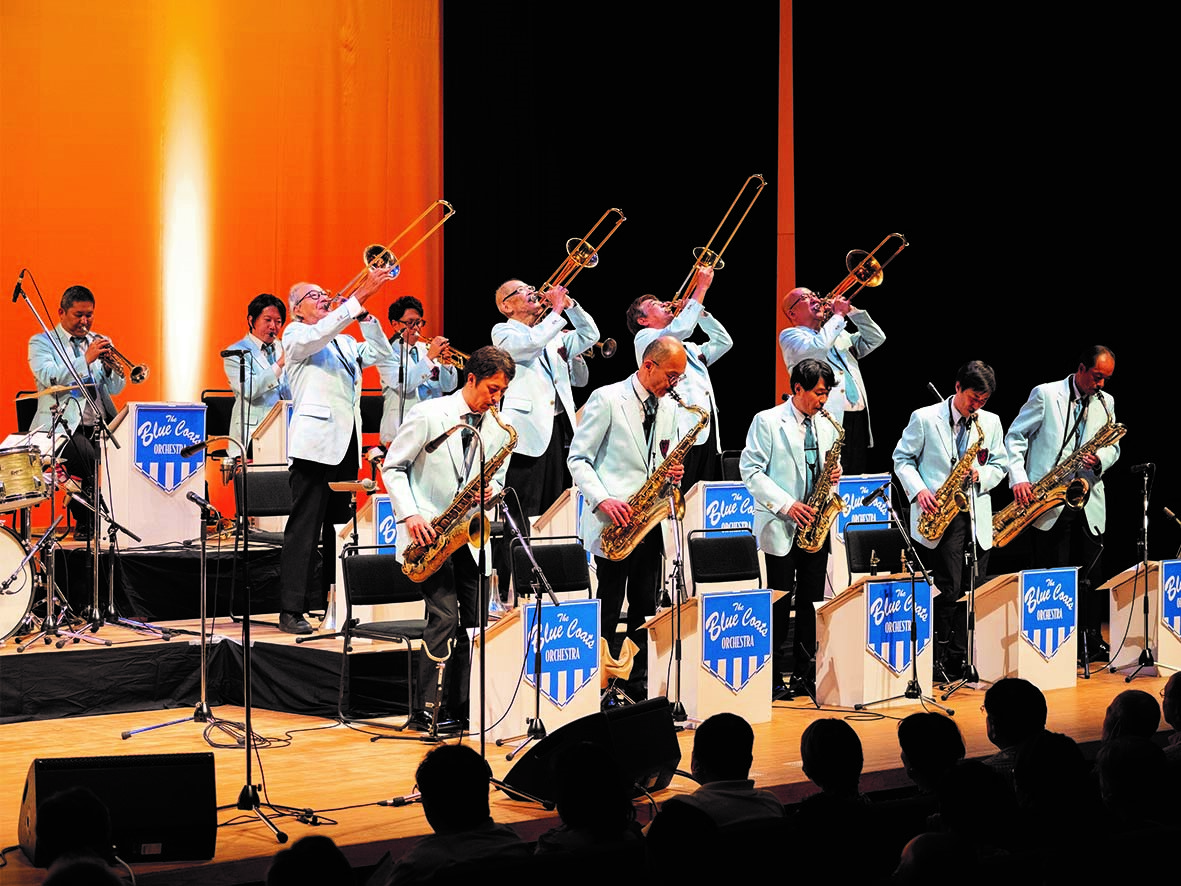 結成79年の伝統を誇る「ザ・ブルーコーツオーケストラ」が日経ミューズサロンに再登場。あの日の思い出がよみがえる映画音楽とジャズを演奏！