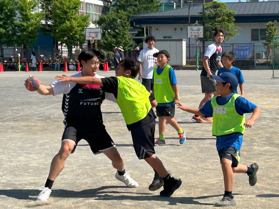 写真(2枚とも):ハンドボール教室の様子(23年7月実施)