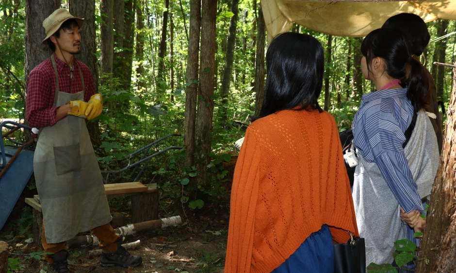 事業者の情報を聞く様子 1