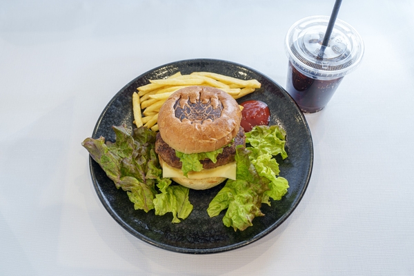 ▲「デストロイアバーガー」／2,000円（税込）