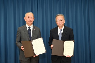 調印式の様子(左:曄道 佳明学長 右:本学園大矢校長)