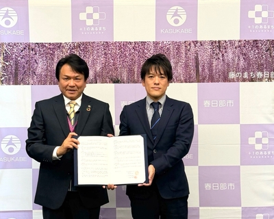協定締結式の様子（左：春日部市長 右：アイチューザー株式会社　代表取締役 廣瀬 彬)