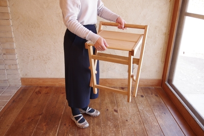 座面を持つと組み立て完成1