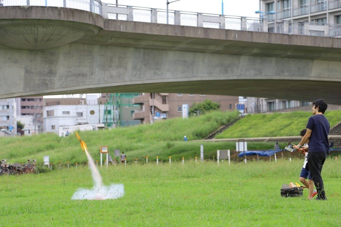 奥多摩の大空に飛べ！ロケット