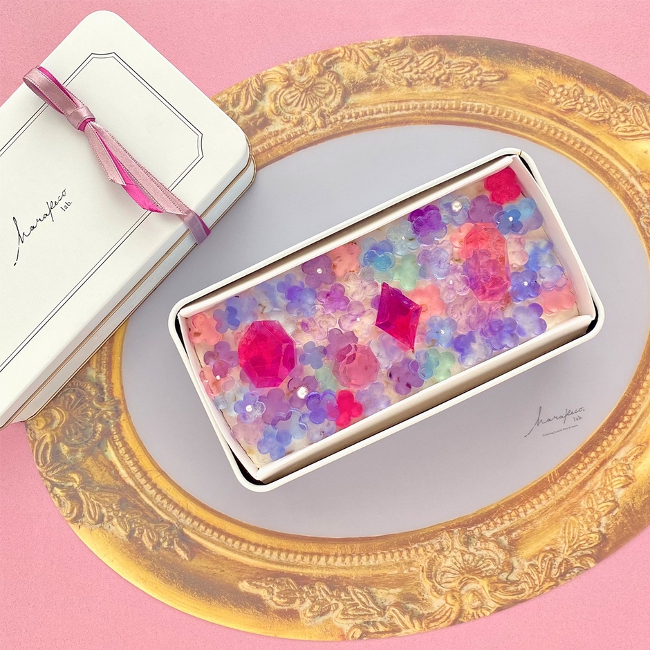 オリジナル缶に紫陽花色のリボンをかけてお届けする