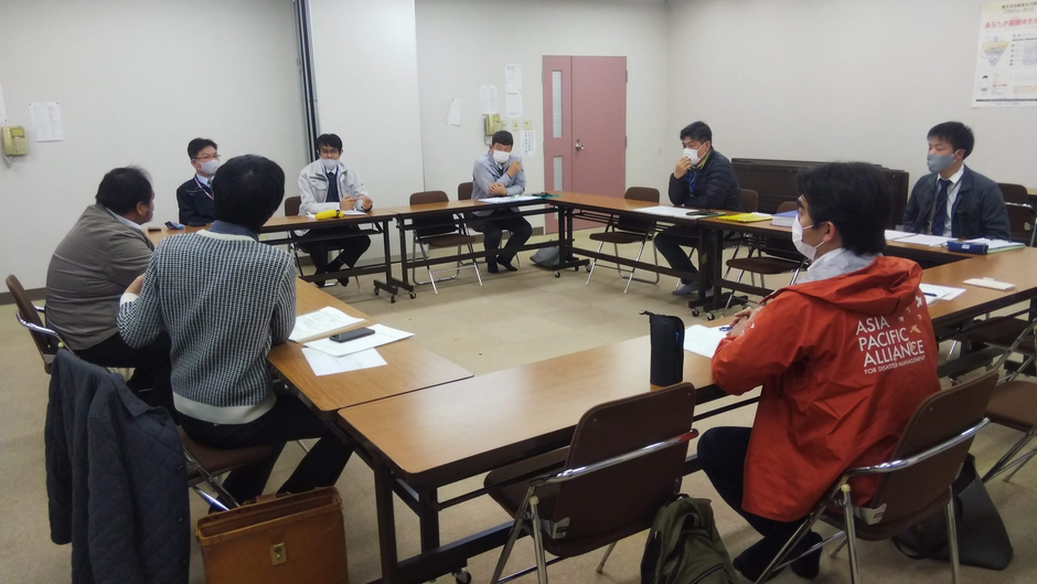 大町町職員に避難所での課題やニーズをヒアリングする建築士(左の2人)