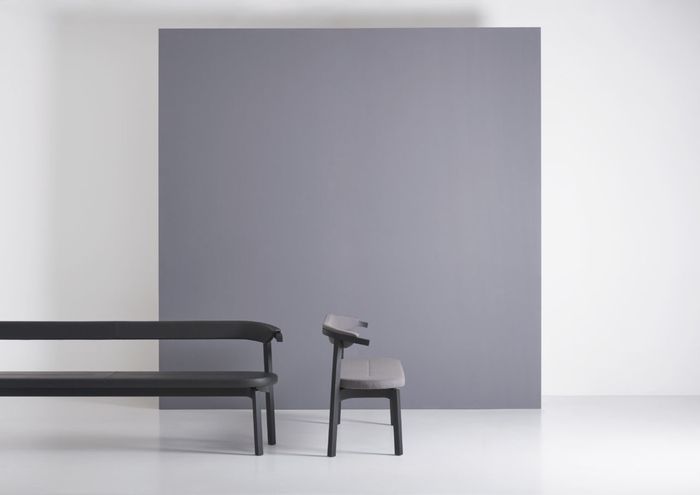 背(フレーム)の曲線と丸い端が特徴