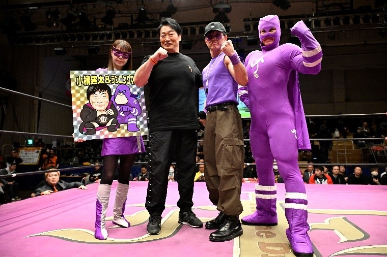 【オープニングステージでのチャリティスクワット】