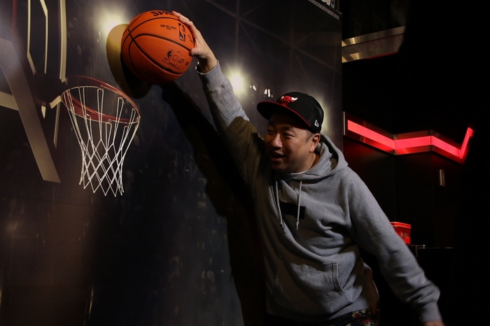 記念撮影ができる出展ブースのRG(レイザーラモン)さん