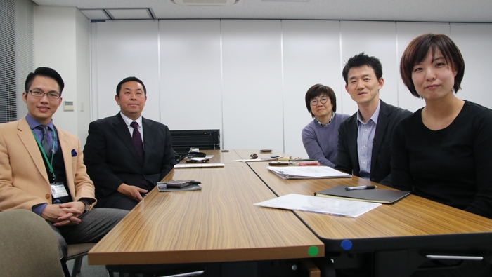 打合せの様子(神戸アジアン食堂バル 黒田氏と神戸市役所 市長室 国際部国際課 DANG TRUNG HUNG氏、株式会社Labo スタッフ)