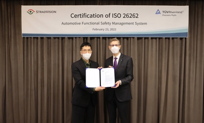 TUV Rheinland Korea CEO　Frank Juettner(右)とストラドビジョンCEO　キム・ジュナン(左)