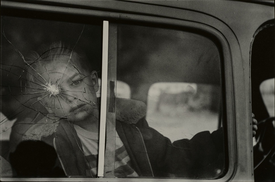 エリオット・アーウィット（アメリカ、1928） 《コロラド州　割れたガラスと少年》1955年 (C)Elliott Erwitt/Magnum Photos