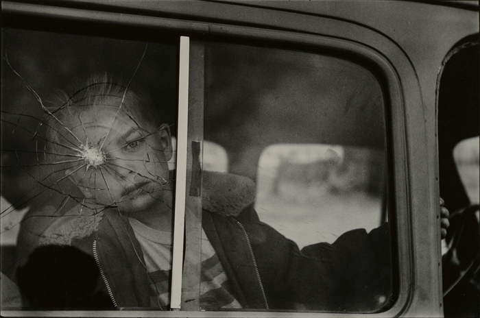 エリオット・アーウィット(アメリカ、1928) 《コロラド州 割れたガラスと少年》1955年 (C)Elliott Erwitt/Magnum Photos