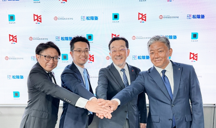 (写真左から)株式会社戦国 代表取締役社長 西田 圭(にしだ けい)/株式会社ショウイン 代表取締役社長 因 脩祐(いん しゅうすけ)/学校法人明倫学園 萩明倫館高等学校 理事長 田中 正徳(たなか まさのり)/株式会社大広九州 代表取締役社長 瞿曇 啓亮(くずみ けいすけ)