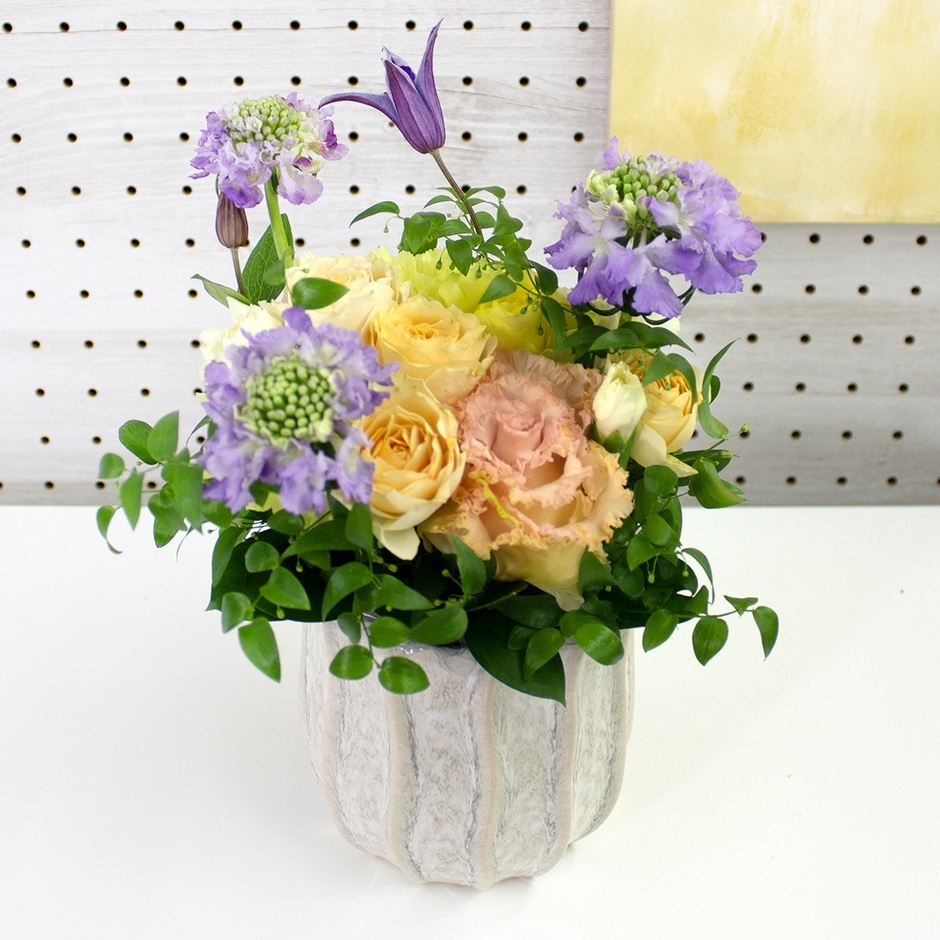 アレンジメントー優ー M 【サイズ】H26/φ16㎝ 8,800 円(税込)