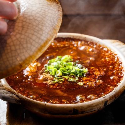 土鍋でグツグツ煮えた状態で提供される「俺達の麻婆豆腐」!豆腐がまるごと一丁入ってます!