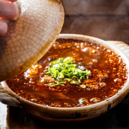 土鍋でグツグツ煮えた状態で提供される「俺達の麻婆豆腐」！豆腐がまるごと一丁入ってます！