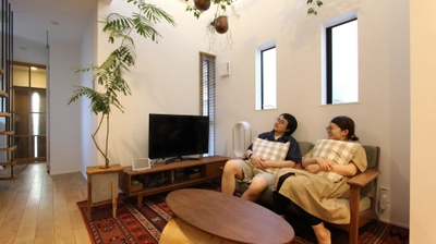 建坪10坪でも窮屈さを感じないコンパクト住宅、アースが「お客様インタビュー第2弾」を公開