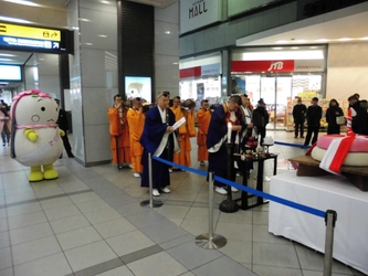 京都・醍醐寺 五大力尊仁王会をＰＲ 2月9日(金)から京橋駅に「餅上げ力奉納」用と 同サイズの大鏡餅が登場！ 大阪で唯一の展示！