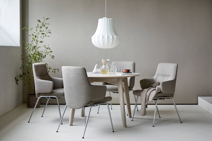 伊勢丹で初お披露目の新作アーム付Lサイズダイニングチェア&テーブル。先行受注(納期5ヵ月)でお好きなレザー・ファブリック×脚部を選べます。