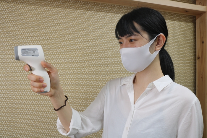 全従業員は1日2回の検温を実施。 従業員家族も含め少しでも熱がある場合は勤務の自粛指示をしております。 生徒様も同様に教室入室時に検温をさせて頂いております