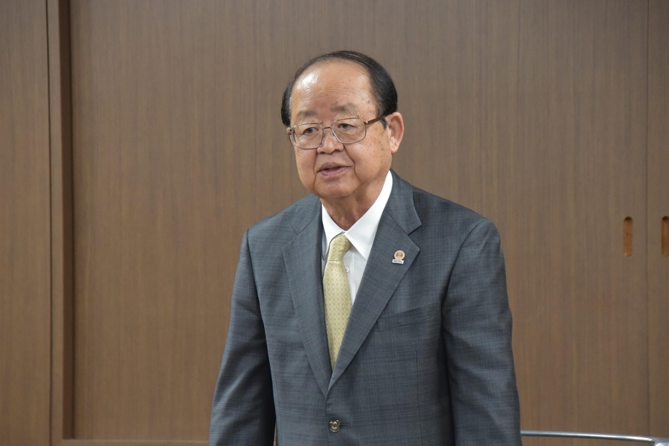 あいさつする立花理事長