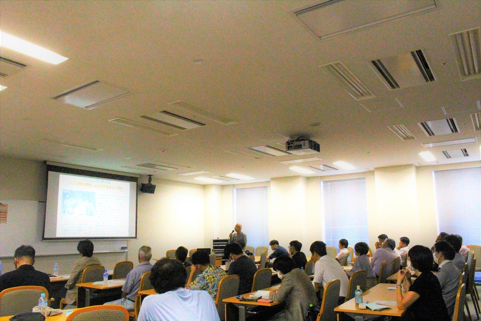 熱心に講演を聴く教職員や院生、同窓生