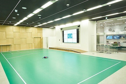 株式会社CAC Holdingsの本社1階にある、CACボッチャコート　壁面には天井カメラと連携し、ゲームの盤面を映し出す大型モニターも備える