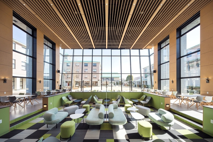 吹き抜けの学生ホール