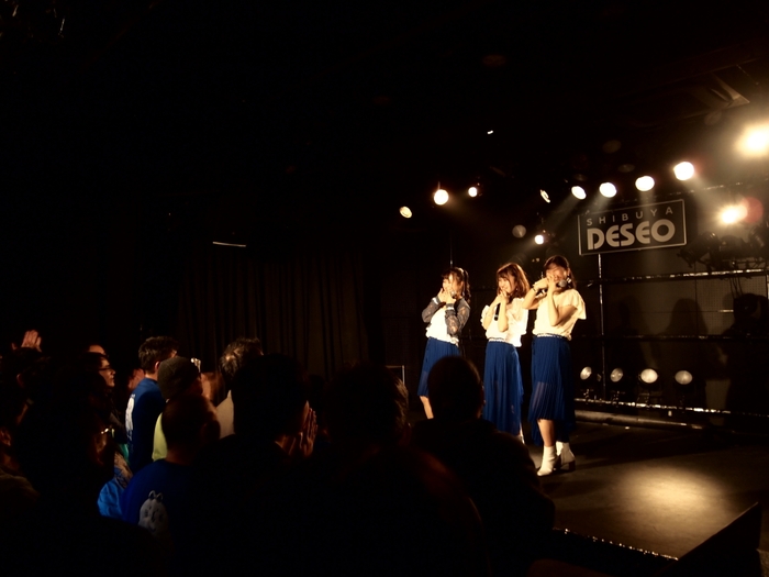 指を3本重ねる紗音都ポーズに多くのファンが写真をおさめた