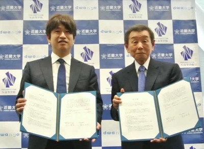 株式会社ドワンゴ 代表取締役会長・学校法人角川ドワンゴ学園 理事 川上 量生(左)と学校法人近畿大学 理事長 清水 由洋(右)