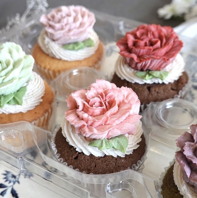 カップケーキは一輪ずつ手絞り