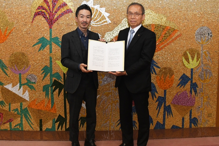 写真左：山本代表社員／右：松戸徹市長 2