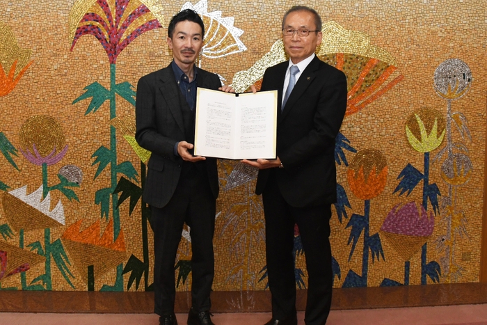 写真左:山本代表社員/右:松戸徹市長 2