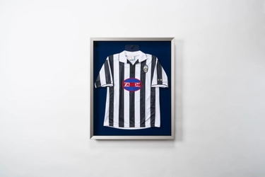 アルミ額縁メーカー・アルナ、 バレーボール日本代表合宿地・薩摩川内市へユニフォーム額を寄贈 ― 鹿児島銀行受託「地方創生・SDGs応援私募債」を活用 ―