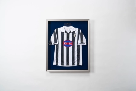 アルミ額縁メーカー・アルナ、 バレーボール日本代表合宿地・薩摩川内市へユニフォーム額を寄贈 ― 鹿児島銀行受託「地方創生・SDGs応援私募債」を活用 ―