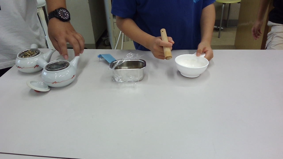 オリーブの葉っぱを乾燥させ，お茶づくりをしました。